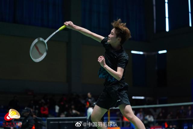 在今年新发布的中足联纪律道德准则里，“歧视”（包...